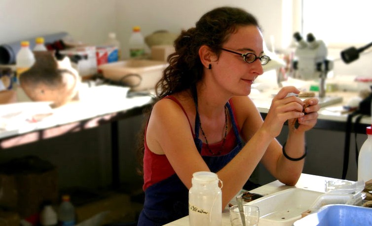 Vue du laboratoire de traitement des données. La cellule consolidation permet un premier nettoyage et un traitement léger des vestiges fragiles avant leur envoi au laboratoire de restauration